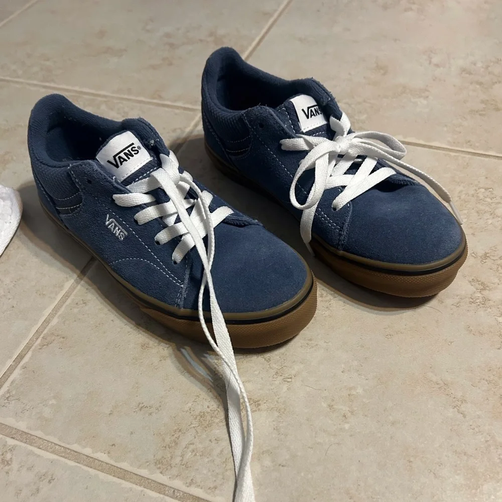 Vans Kids Low-Top Sneakers in Blue with Gum Sole - Picture 1 of 2